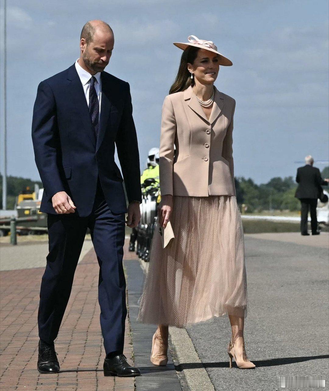 英国王室 🇬🇧7月8日，威尔士亲王夫妇在英国皇家空军诺霍特基地，欢迎法国🇫
