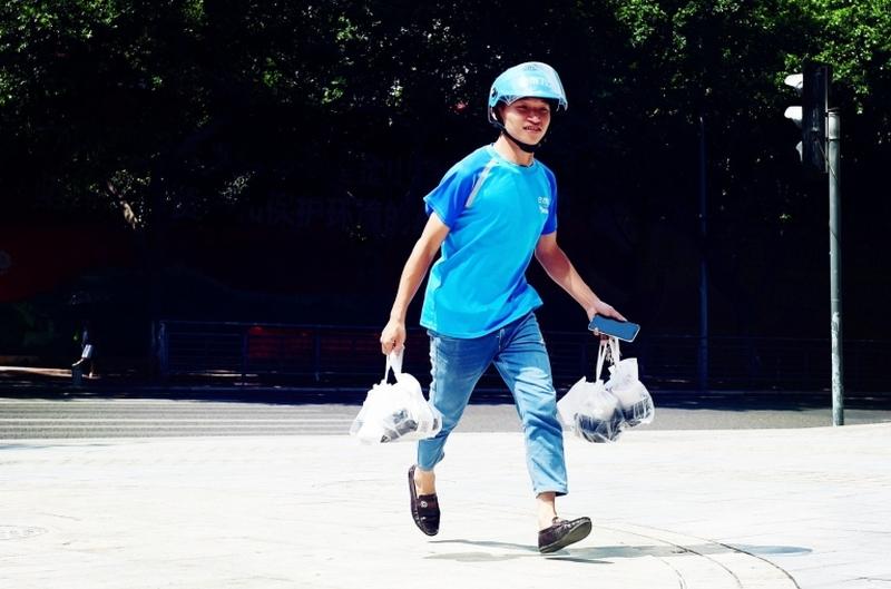 我之前就遇到过一次外卖超时，等餐的时候我确实也有点小饿小着急，但看到骑手赶到时满