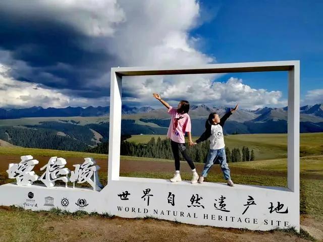 #一路山色，随手拍一张风景照#看看，这母女俩在喀拉峻的造型，有点酷哦！这是新疆喀