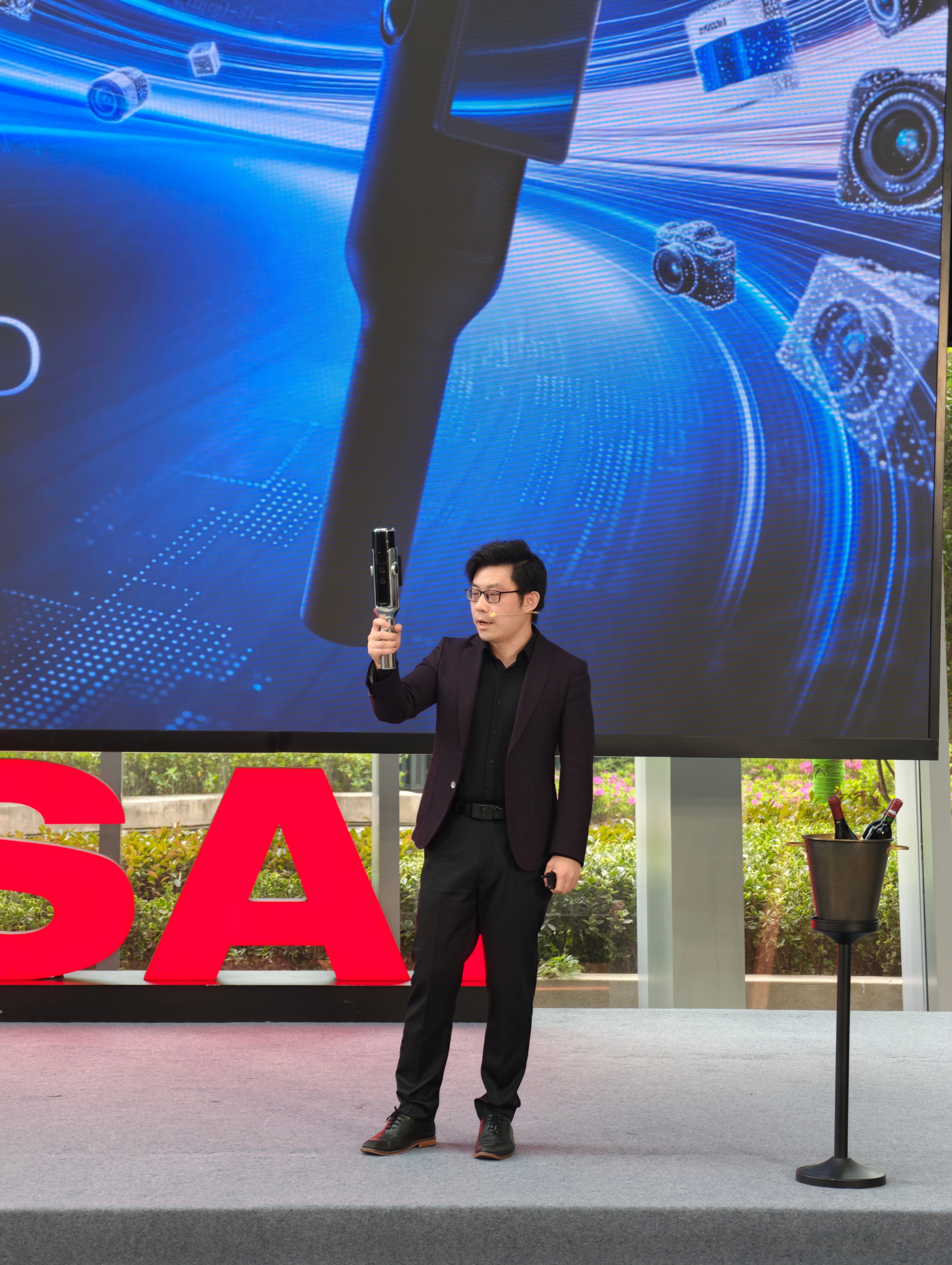 禾赛搞了个带激光雷达和摄像群组的全景拍摄杆… 