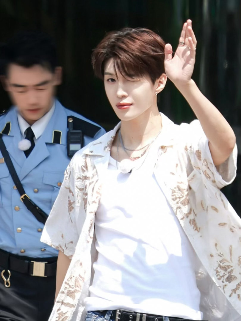 范丞丞抢过一个机位又当pd了奔跑吧 摄影师：我就转个身。范丞丞：谢谢哥。然后机位