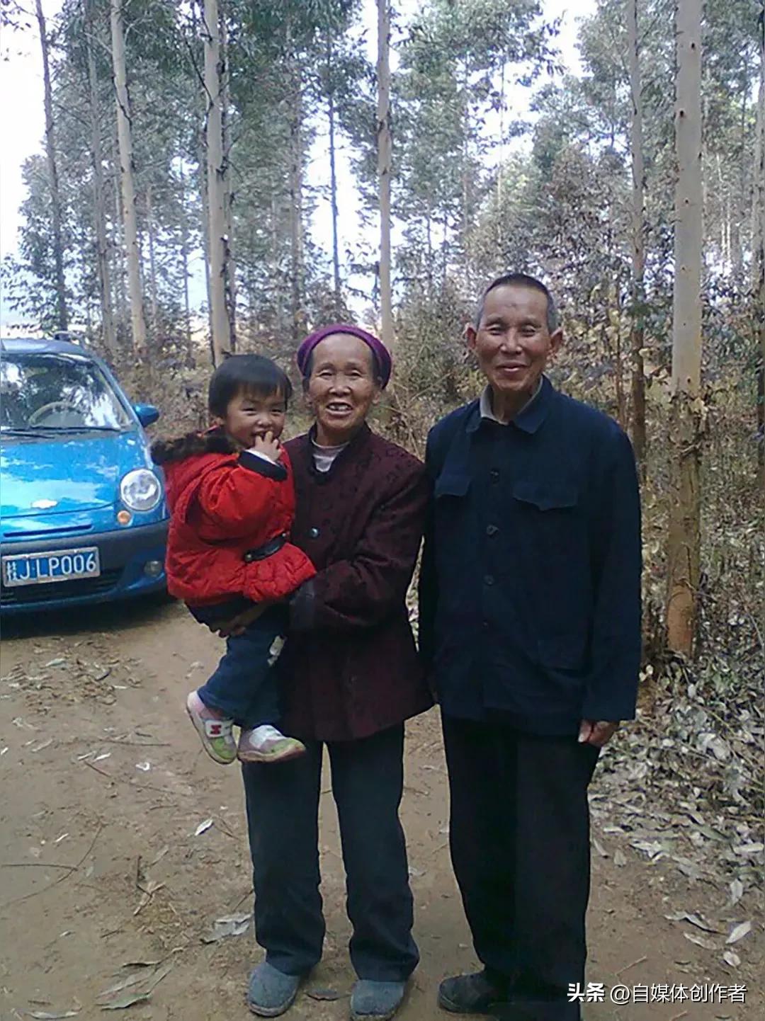 72岁爷爷跨省骑行12小时看孙儿，这份藏在车轮里的爱，看哭无数人
 
三月末的天