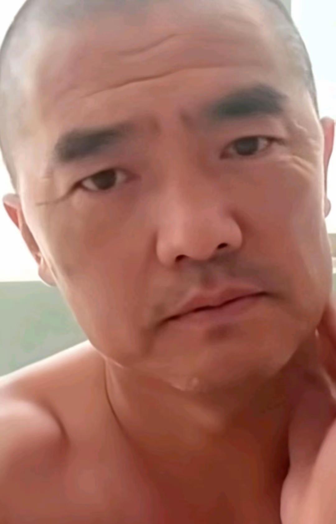 辽宁绥中的高大友看着就是狠人，大冷天穿拖鞋跑的，能躲哪儿切呢？负隅顽抗不如早点投