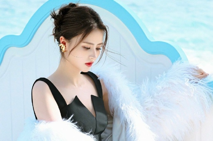 金子涵瘦出青你白月光滤镜 看金子涵在海影节闭幕式的绝美造型，黑色深 V 礼裙勾勒