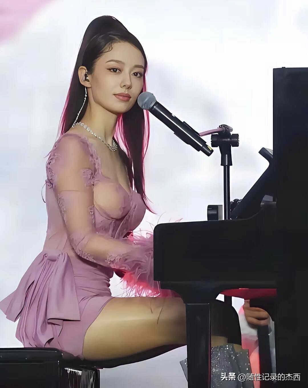 郎朗的老婆吉娜皮肤白的发光，身材更是玲珑有致，前凸后翘的，属于真正颜值和身材都在