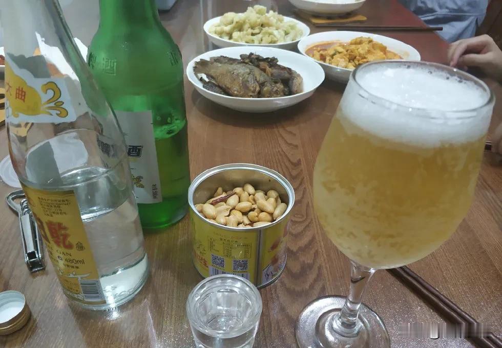 老公的好朋友来了，老公赶忙杀鸡招待了朋友。酒足饭饱之后，老公对老婆说：我朋友他喝