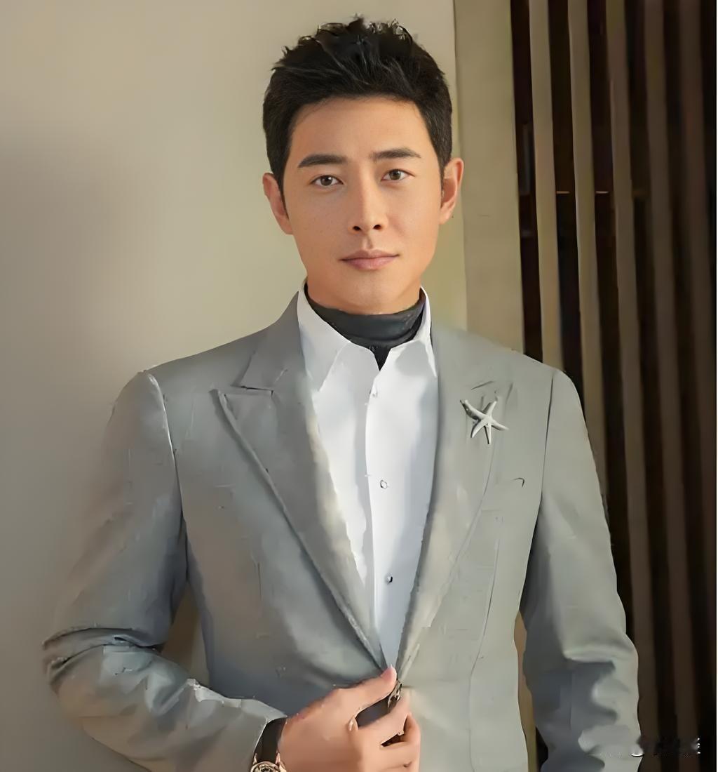 罗晋现在的心情比踩了屎还恶心

父亲刚去世，他现在的心情痛不欲生

而全网居然在