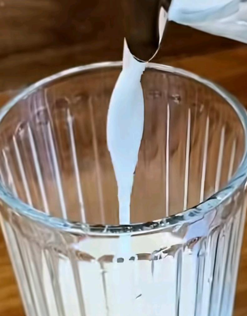 喝了过期牛奶瘦了50多斤，这是暴瘦啊！这是一个男的喝了，瘦了那么多。我就想问，这