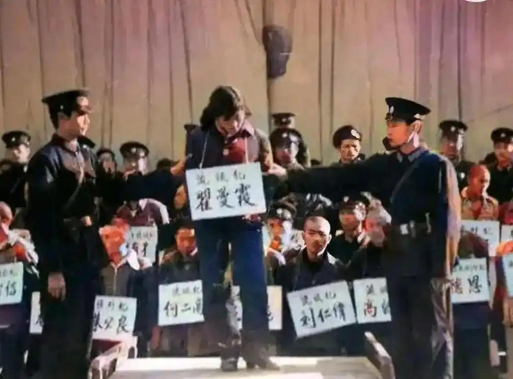 1983年，年仅25岁的“女流氓”翟曼霞被带到了刑场，而当法警举起步枪准备开枪之