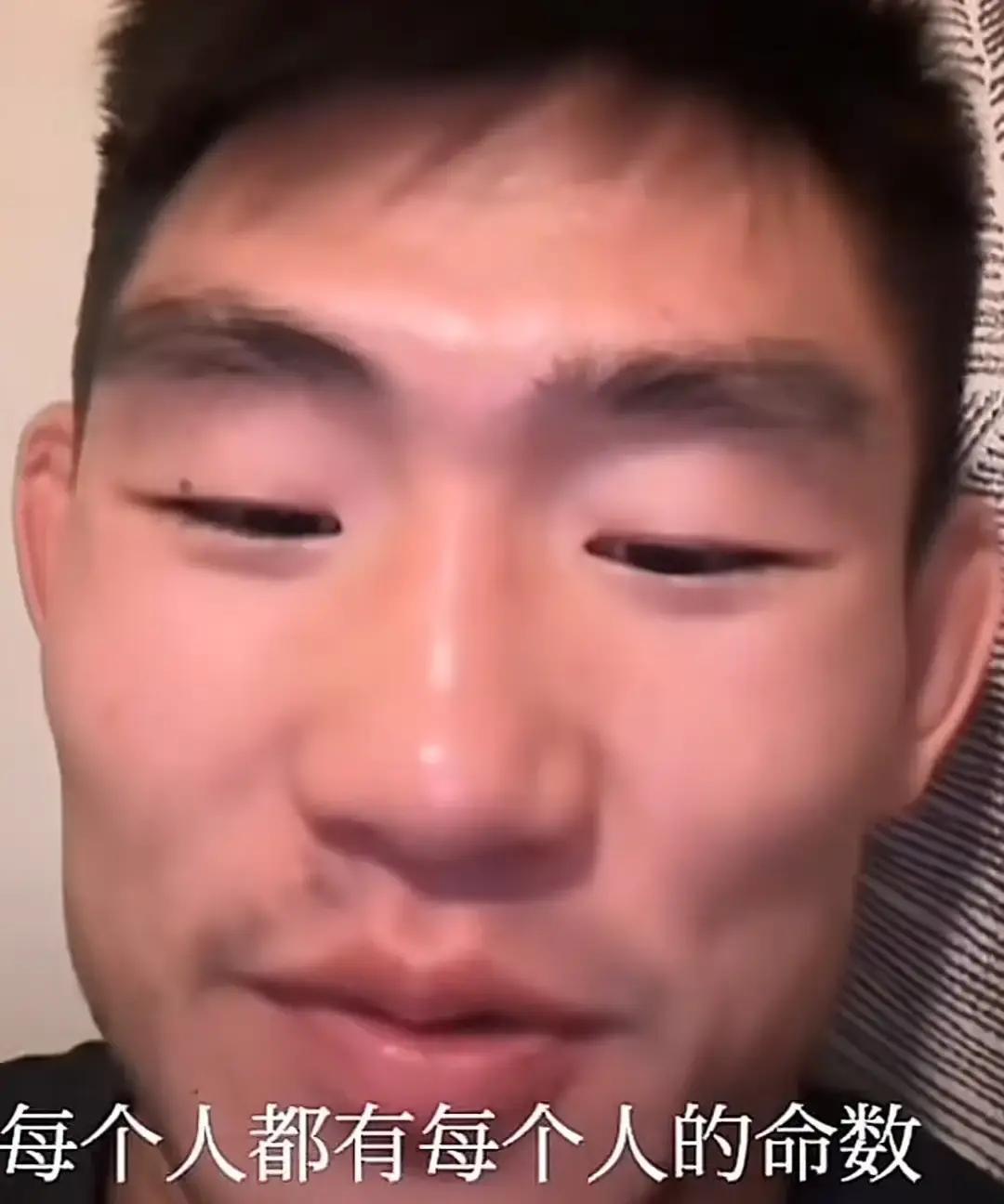 宋亚东对亲兄弟说了四个字，却对陷入麻烦的李凯文只回两个字。
 
你发现没？他最近