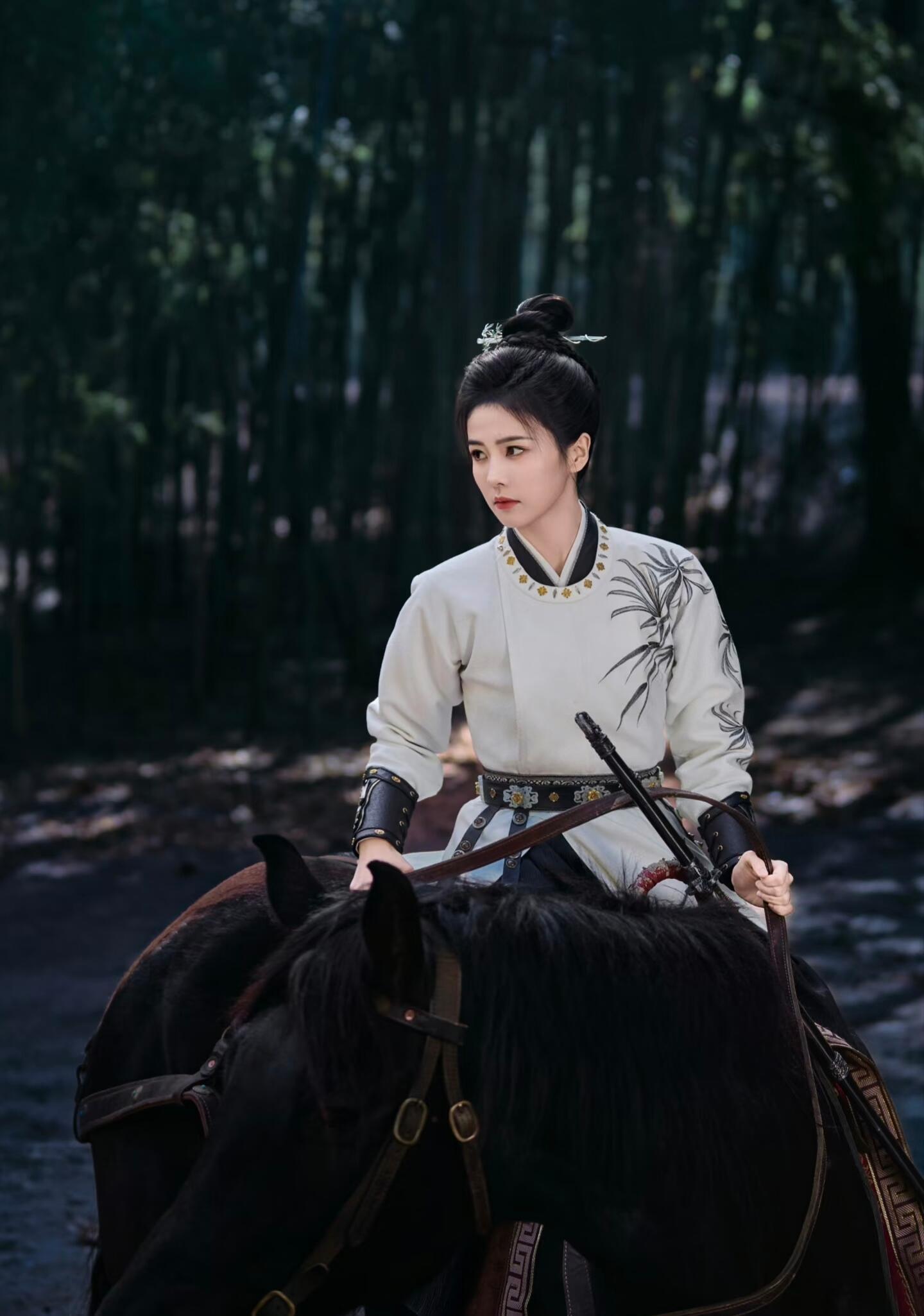 不管是白鹿还是李佩仪的爱都拿得出手 戏里李佩仪护人超甜，戏外白鹿暖心宠友，双份温