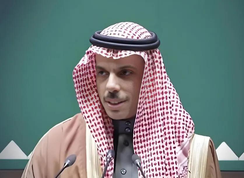 2026年3月18日，沙特首都利雅得郊区油气联合炼油厂遭导弹袭击，现场火光冲天。