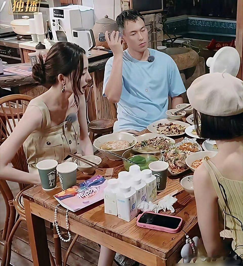真是不敢想象，娜扎在高清镜头下都这么瘦，现实生活中得多瘦呀，这么多好吃的她就不心
