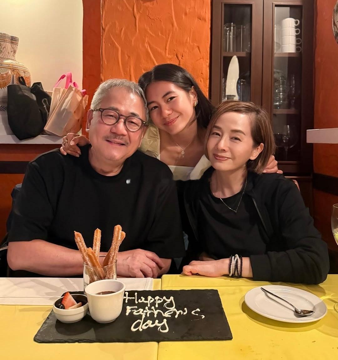 毛舜筠一家三口庆祝父亲节 ​​​