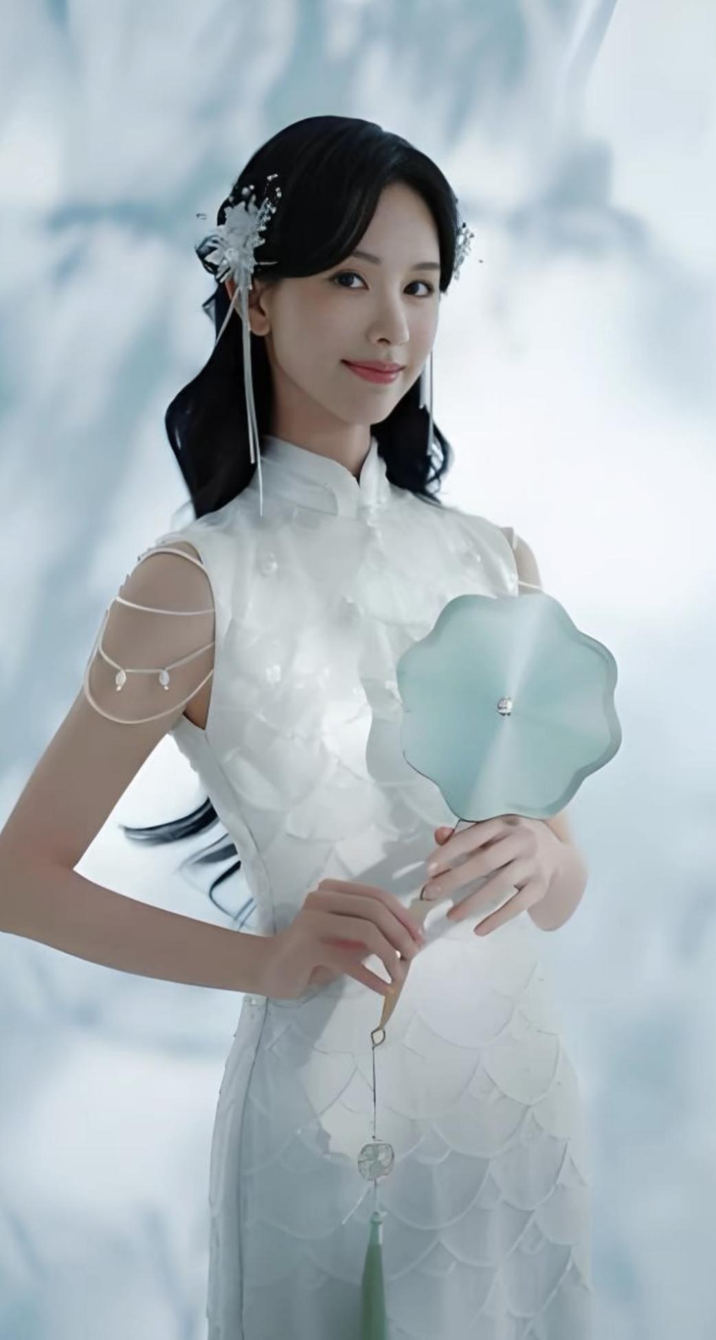 旗袍独有的氛围感魅力
 
1. 一衣多气质，适配万千女性
可温婉、可清冷、可明艳
