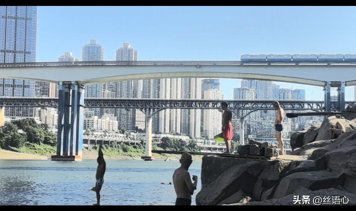 重庆嘉陵江边，几个大爷大妈正在练习跳台跳水，他们不停的变换各种姿势从跳板上跃入水