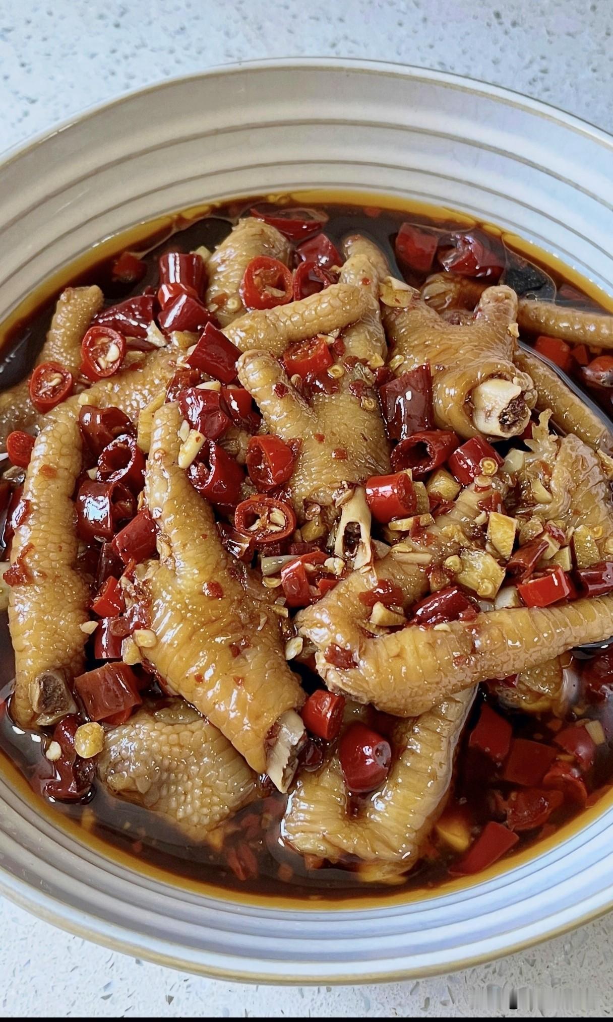 夏天家里总少不了一盘开胃凉菜，我一直做不好酸辣鸡爪，要么腥味重，要么肉质发柴，泡