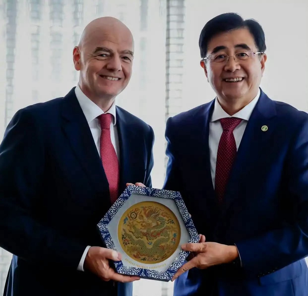 国际足联主席因凡蒂诺晒与宋凯会面合影，高度肯定中国足球近期发展成果，双方共话未来