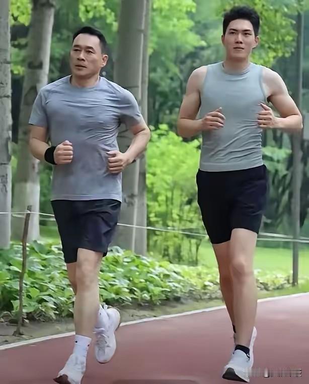 这是丁海峰和儿子丁炜宸跑步的同框照。父子俩一身运动装扮，活力满满。丁海峰今年已经