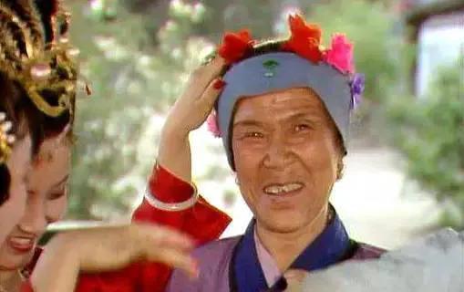刘姥姥进大观园，众人说说笑笑，拿她取乐，王熙凤更是乱七八糟插了她一头花儿，为啥刘