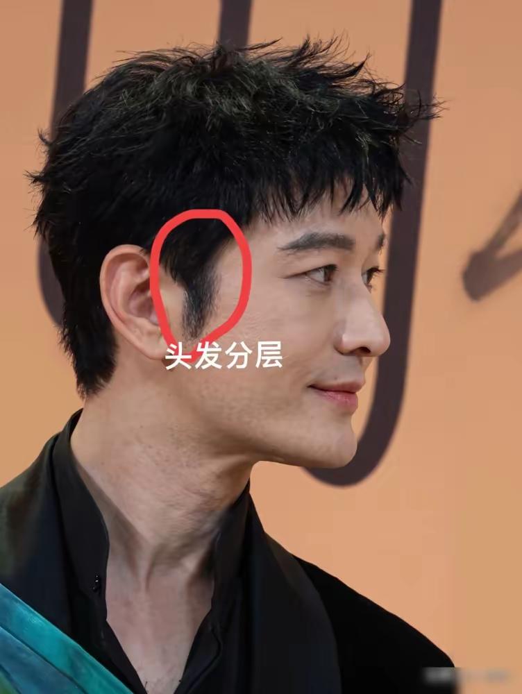 黄晓明没办法，谁让你是名人呢？一出来就备受关注。

这次换新发型了，整个人很精神