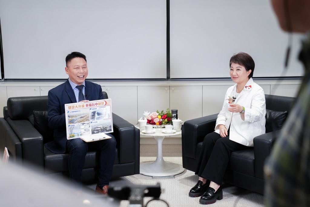 在台中市市长任上，卢秀燕（右）不遗余力地推动着三项意义重大的建设，它们分别是备受