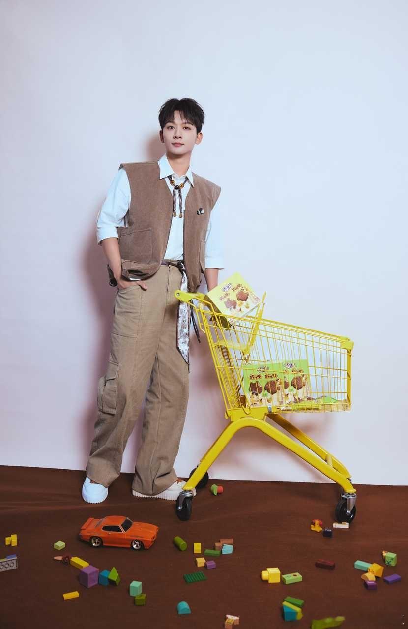 张晚意昨晚巧乐兹直播状态极佳，心情愉悦，完全是清新帅气活泼可爱又萌力十足的男大。