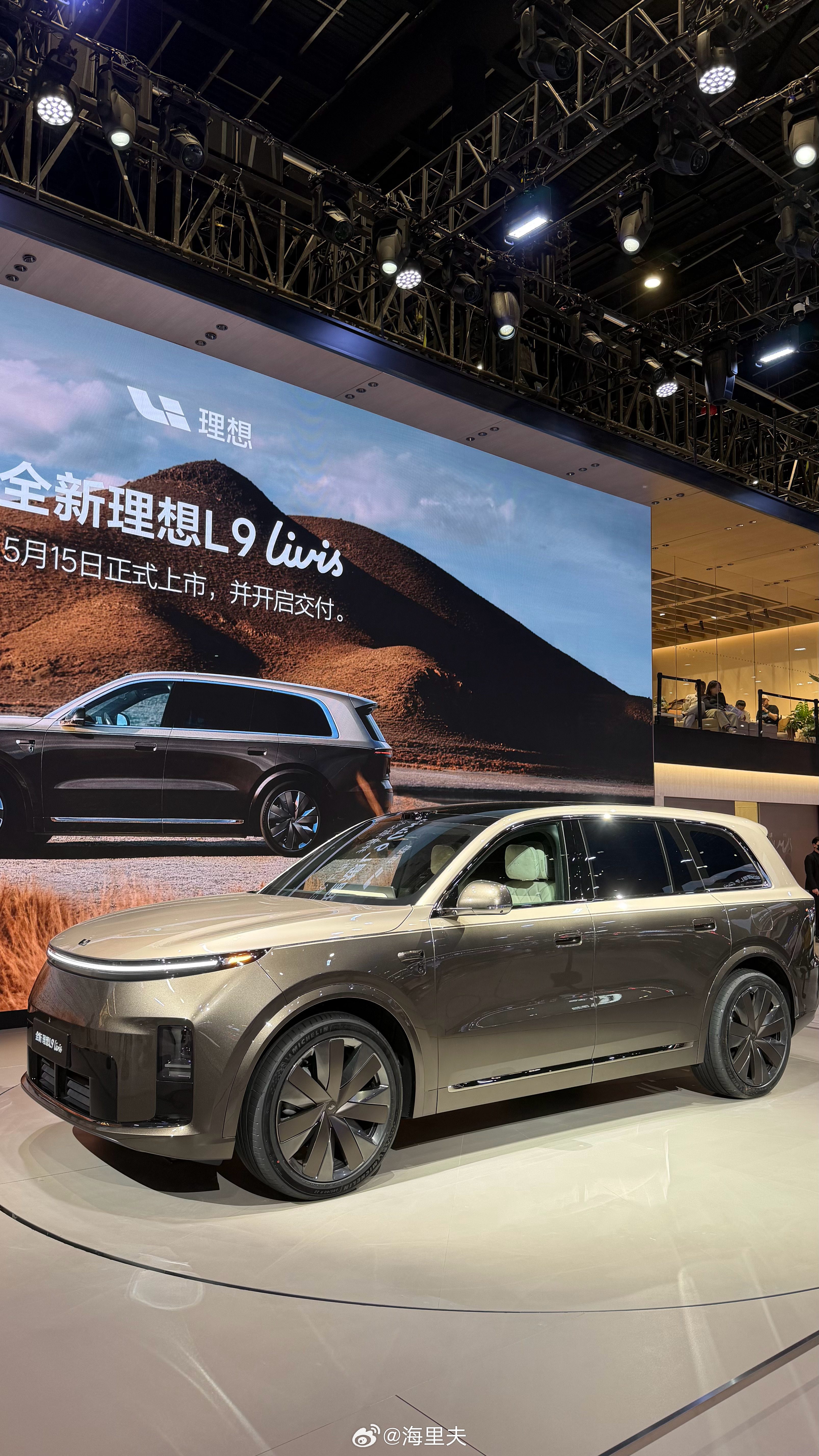 去看了北京车展。本来冲着理想 L9 livis 去的，结果现场不让碰车，只能远远