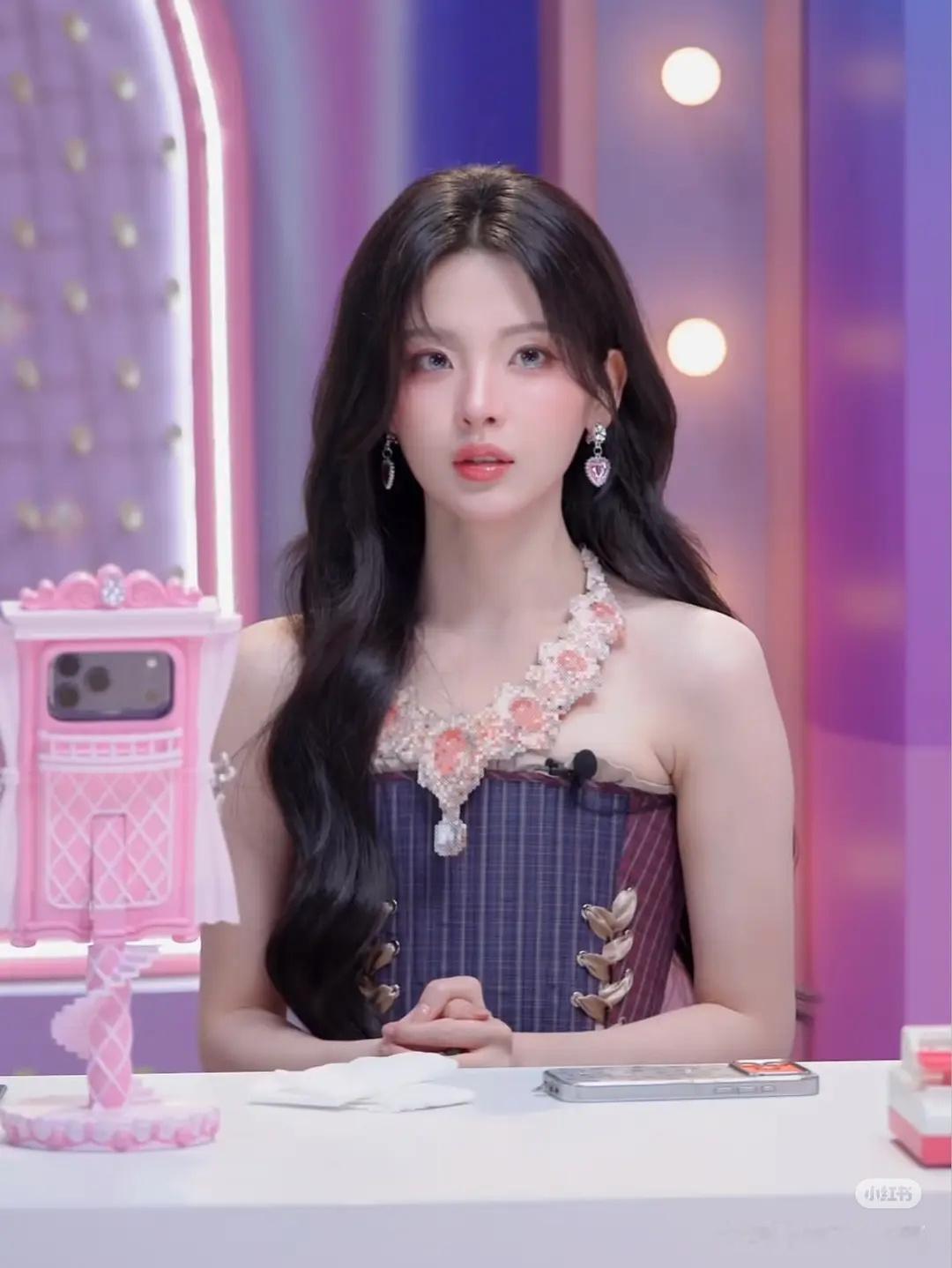 杨超越脖子上带的不是项链居然是拼豆好有创意 