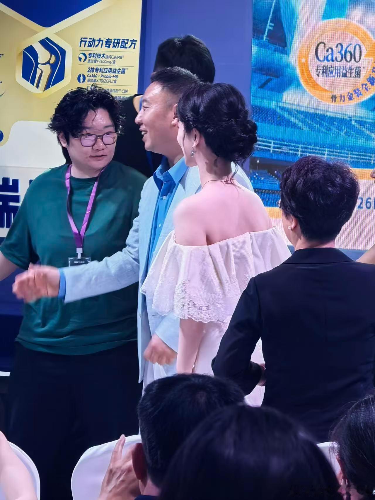 杨紫携紫爸下班 杨紫和紫爸一起下班，礼服绝美，一路挥手超宠粉，状态绝绝子，紫爸很