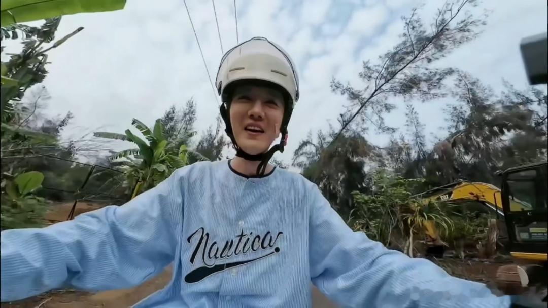 鹿晗脸上贴创可贴鹿晗疑似脸受伤哈哈哈哈哈 镜头视角清晰拍到鹿晗面部的创可贴，暂时