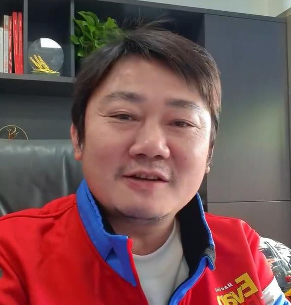 张雪对机车是极致的热爱与专注！

张雪：我最享受的，是我做车的这个过程。我也没有