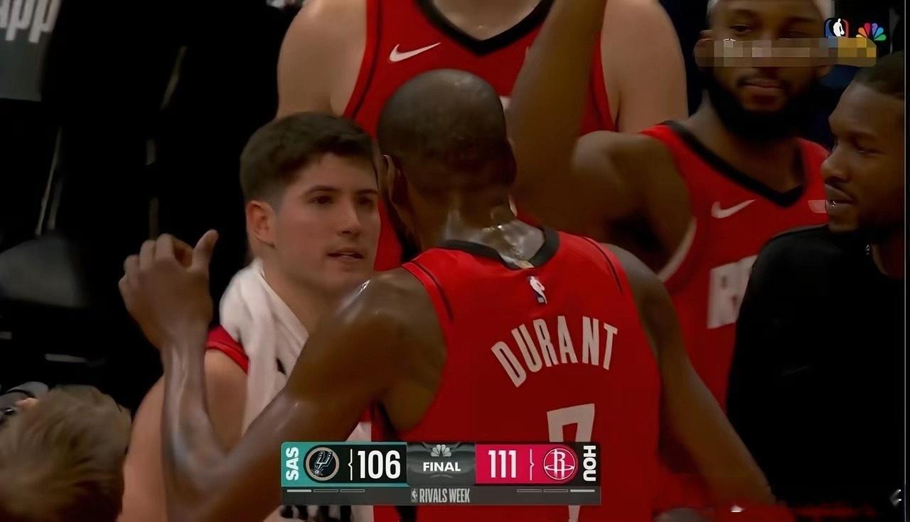 火箭当家球星杜兰特真是太喜欢小将谢波德了！在今天火箭主场以111：106击败马刺