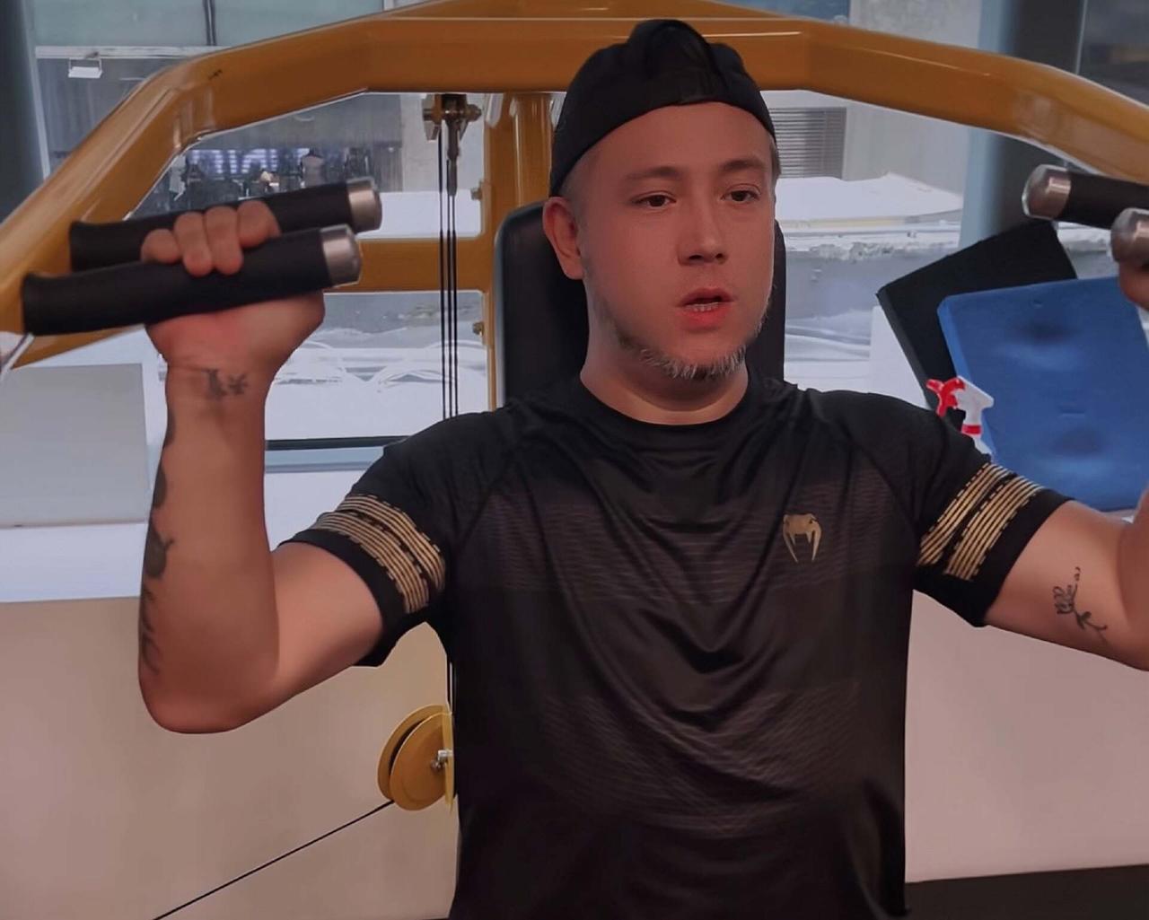 香港男星张致恒，想复出却被债务和生计困住。

最近，香港前偶像男星张致恒的复出计