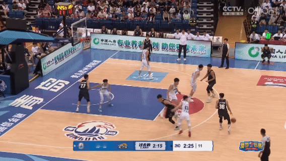 虽然总被调侃为手帝，但打了这么些年的CBA，鄢手骐的比赛经验还是很足的，他跟刘雁