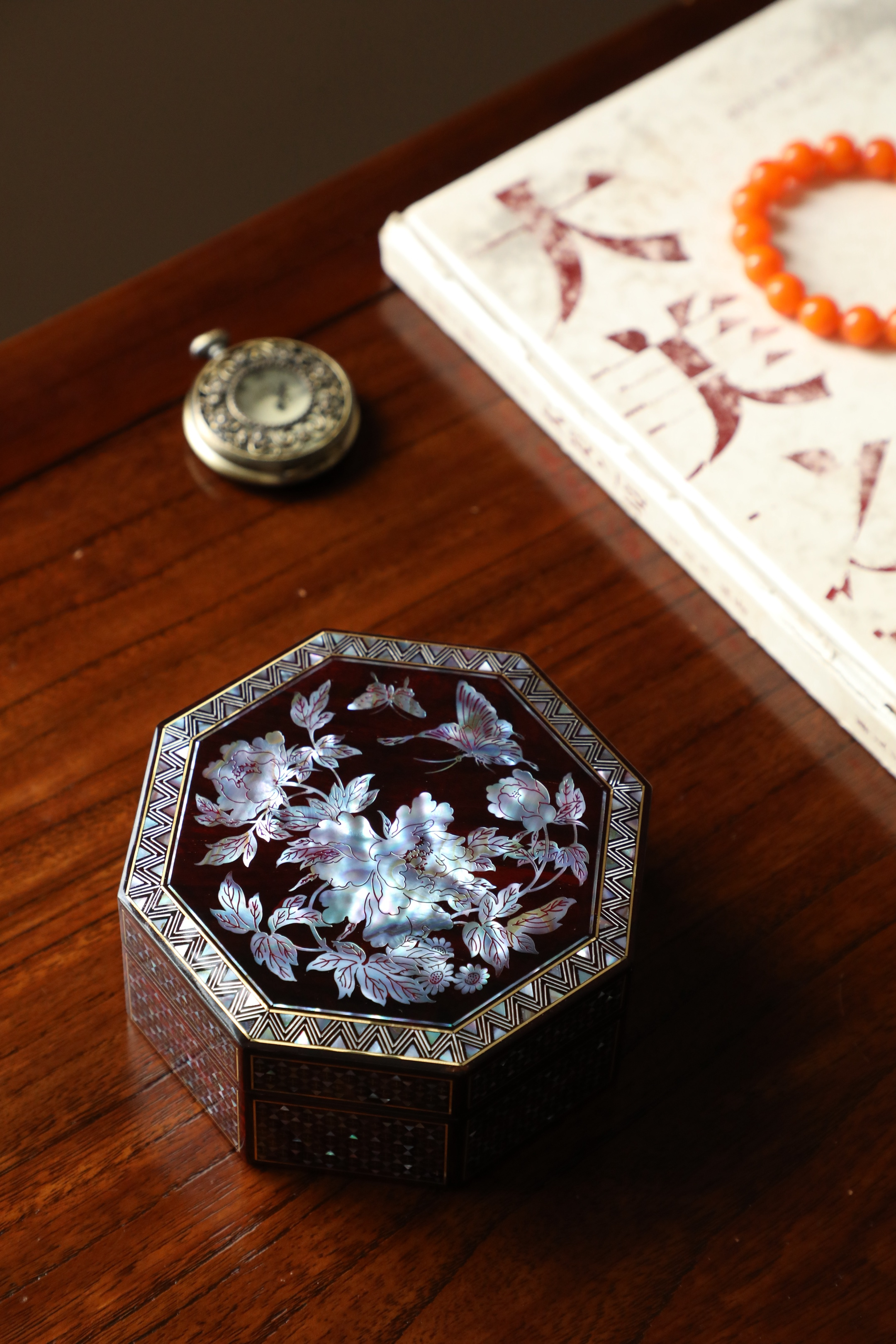 小叶紫檀×螺钿 | 花开富贵 八角盒老料底胎，榫卯结构，髹漆镶嵌螺钿，盒面牡丹蝴