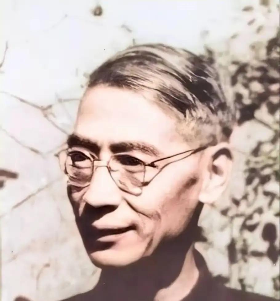 昨晚新闻联播一开场，我直接看哭了

屏幕上那些面孔，多数是年轻人，生在风雨里，没