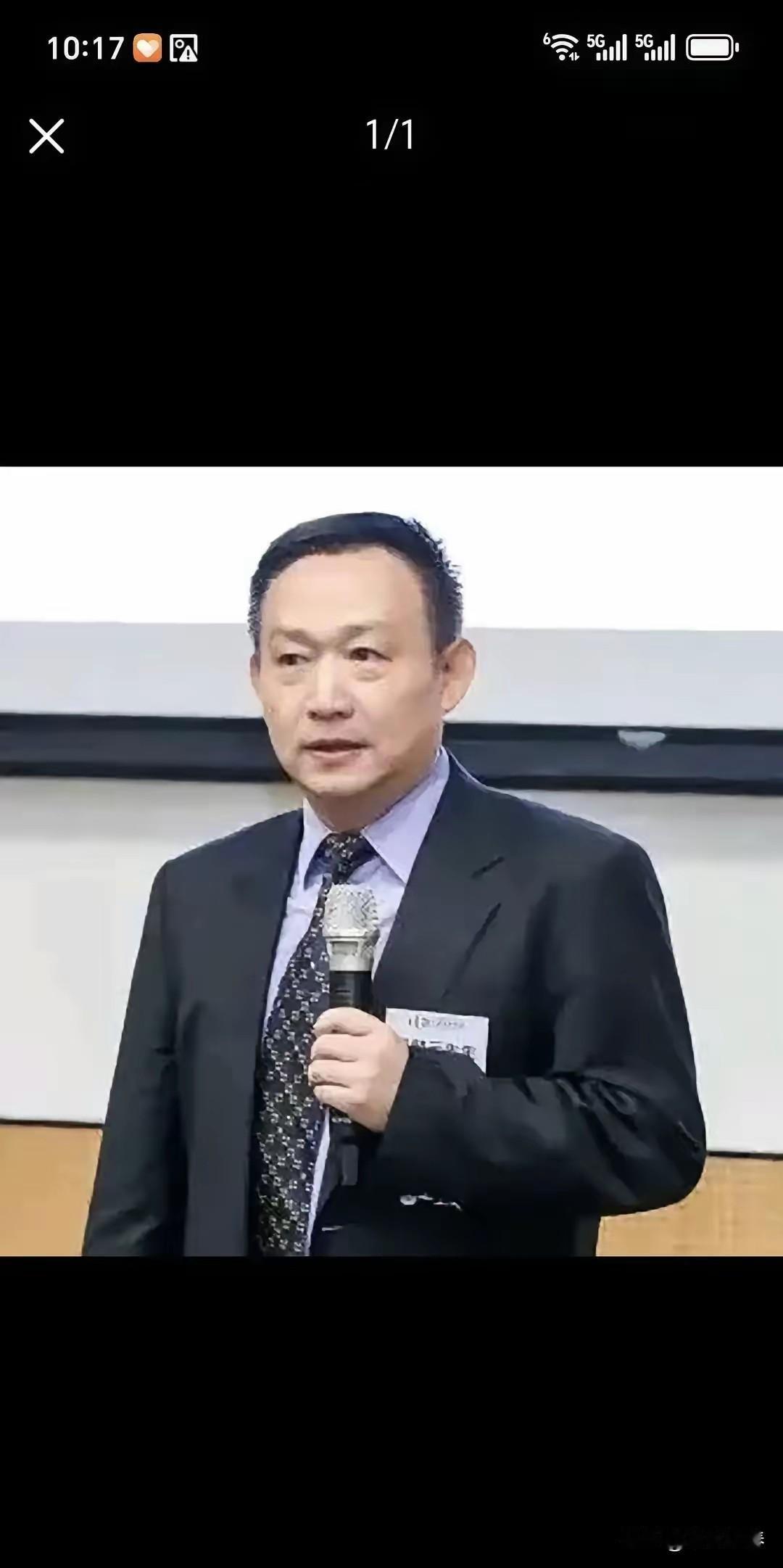 卢麒元老师又提新建议！
​卢老师说：家属在国外的国家机关和事业单位的官员应该退出