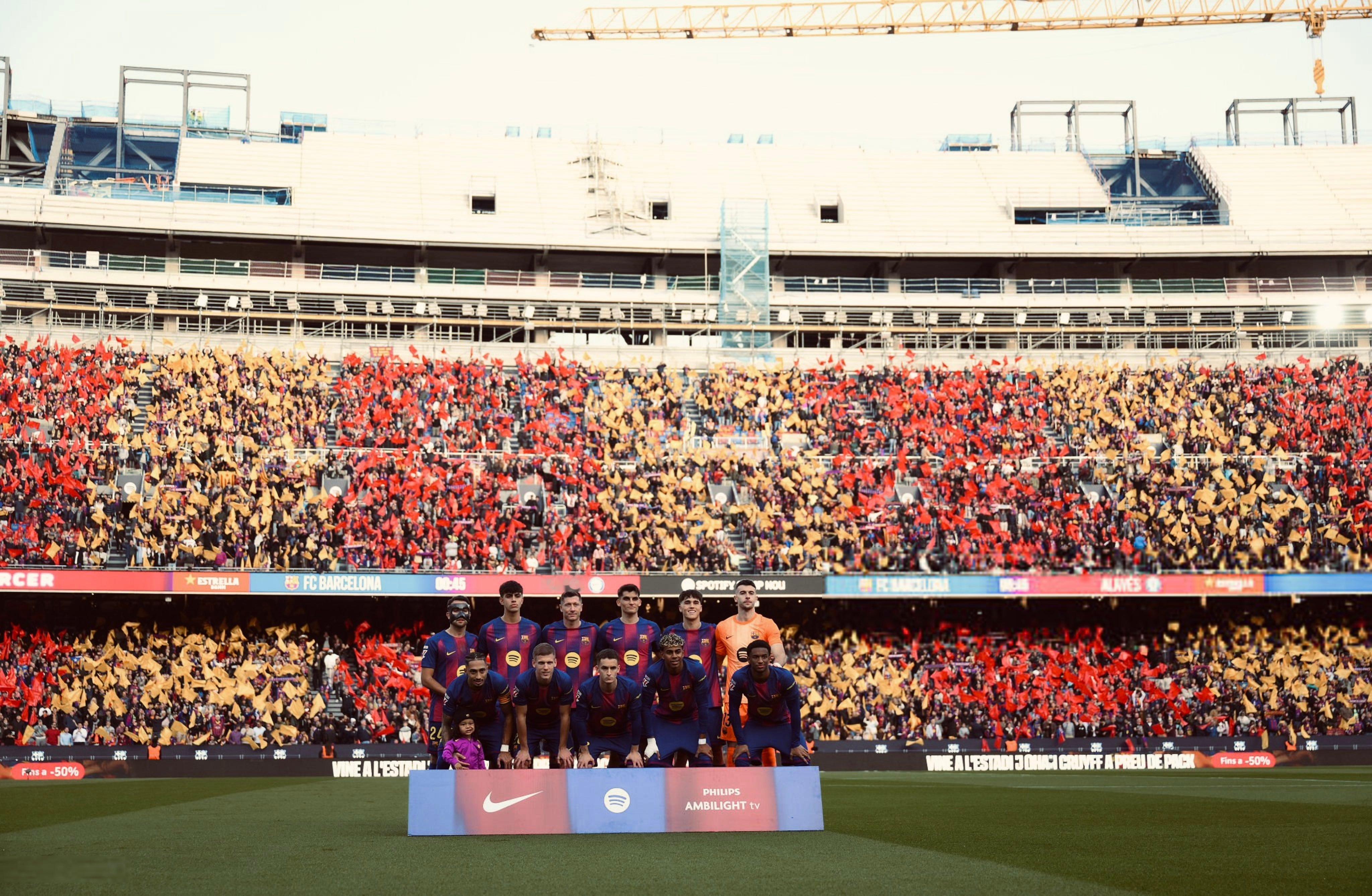 巴萨首发11人合影。巴萨3比1阿拉维斯巴萨vs阿拉维斯