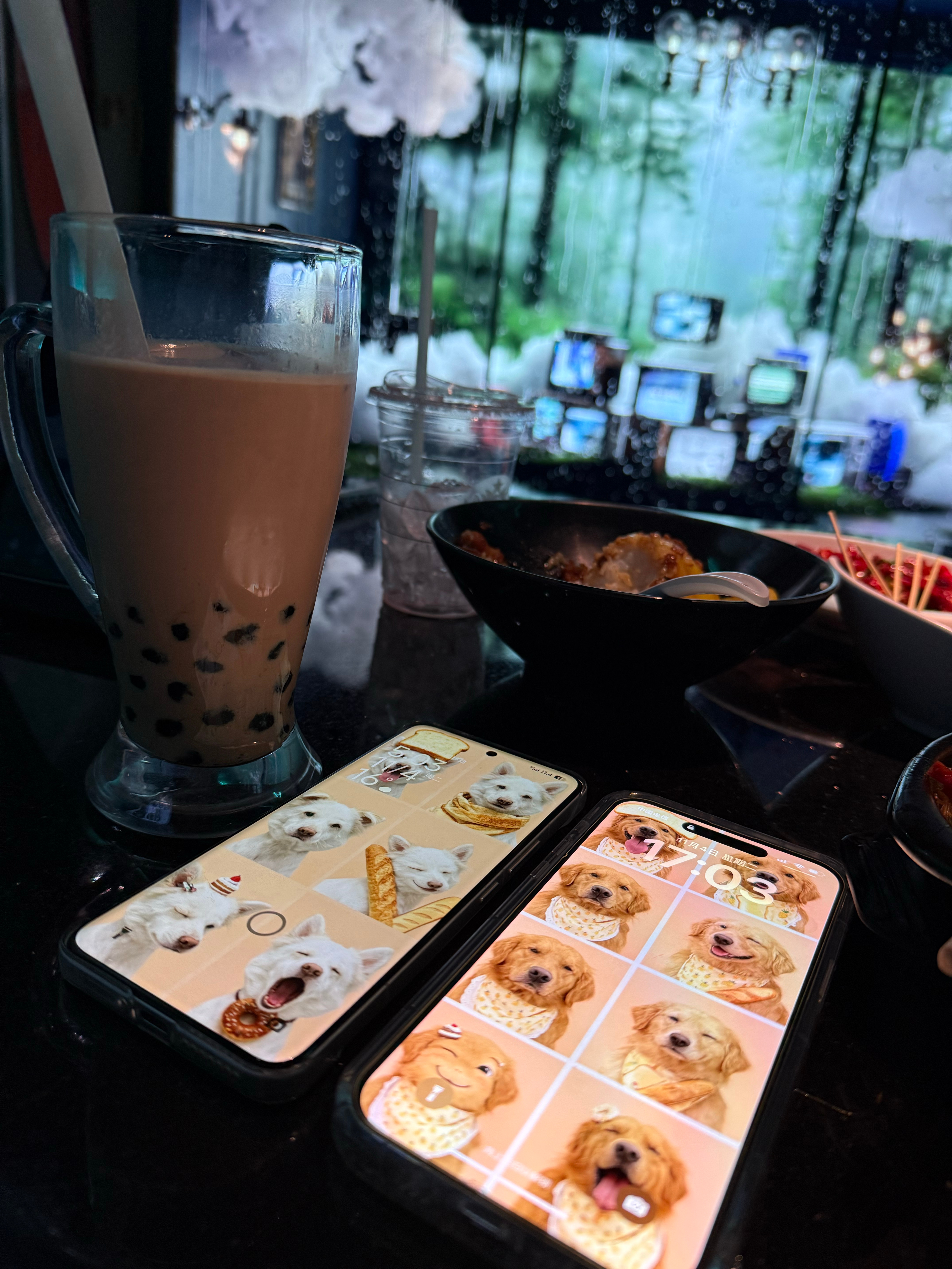 和好朋友出去唱歌 好巧哇 壁纸一样 衣服一样顺便推荐杭州必吃榜之一是纯k的卤肉饭