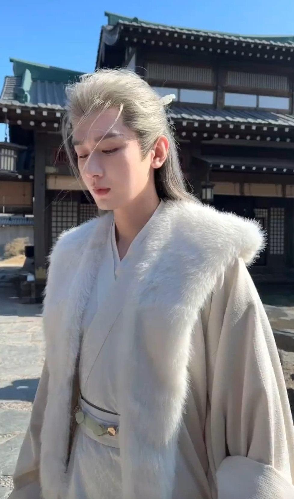 成毅成毅写笨小孩到底是用的左手还是右手 cy成毅长安二十四计 

热爱漫无边际 