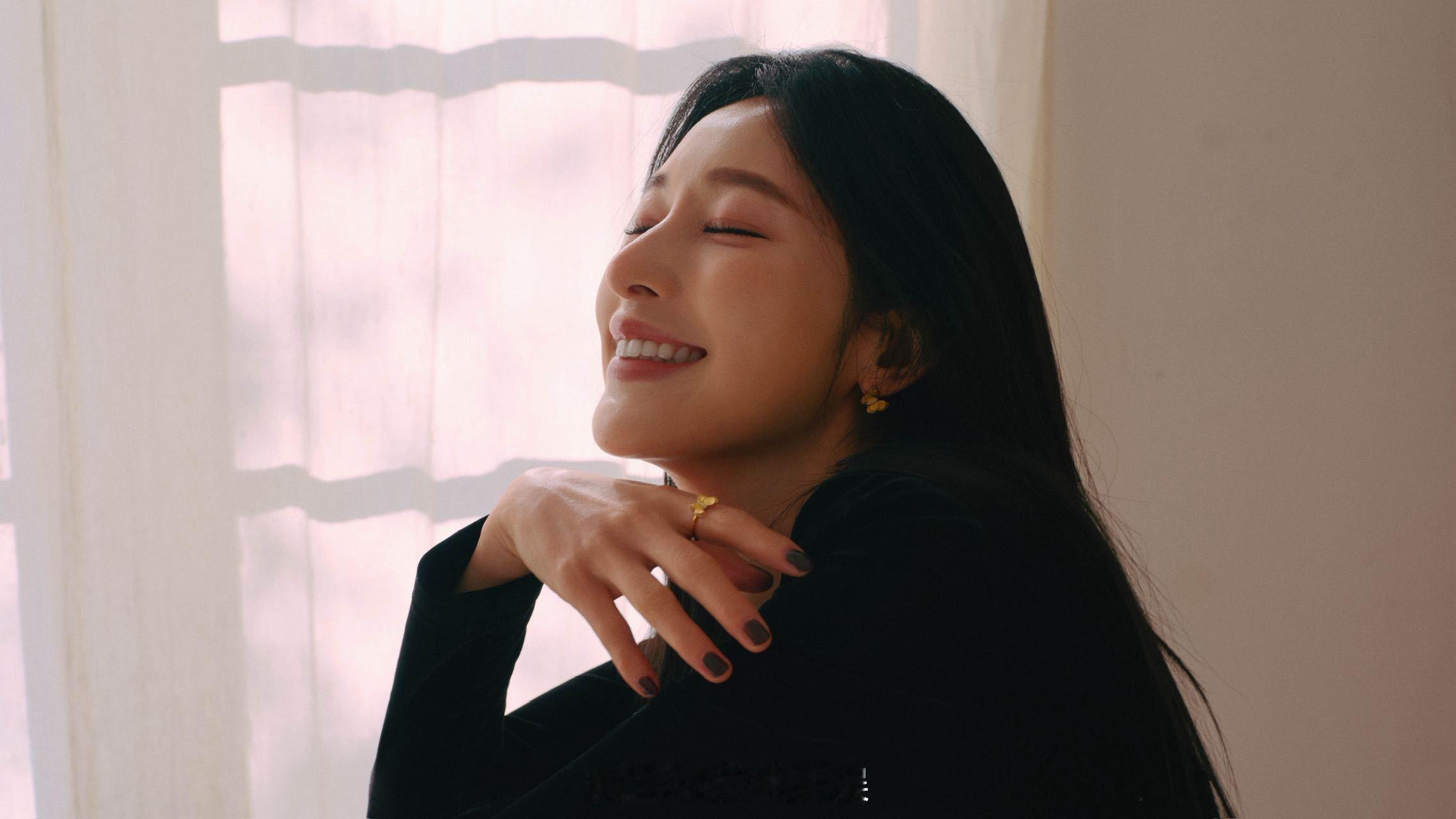 张俪伪素颜妆 谁被张俪的伪素颜妆戳中了！底妆薄透得像天生好皮，整体妆感清清爽爽，