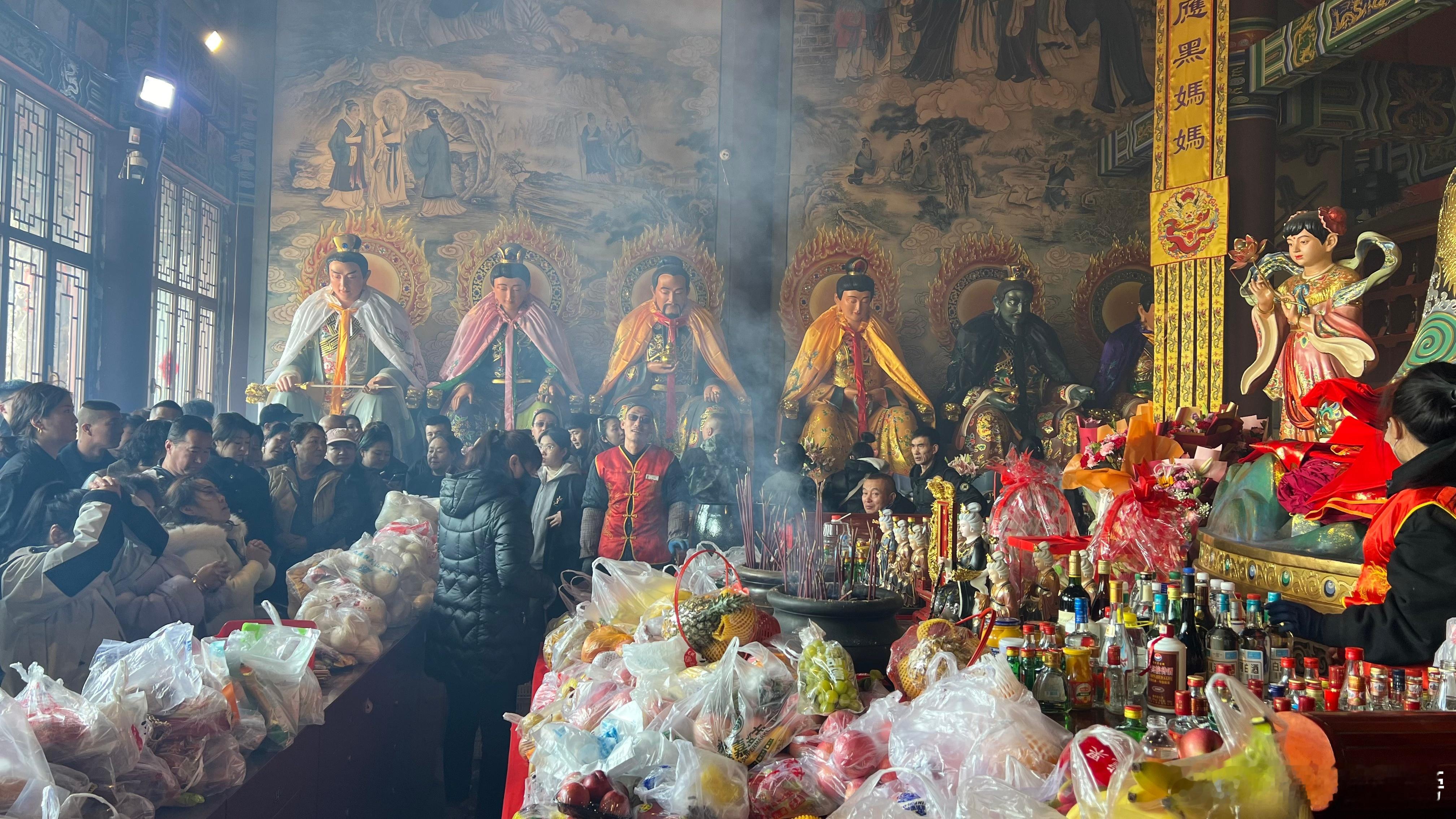 冬季限定的快乐，铁刹山全给你！冰雪雪景颜值在线，登高祈福寓意美好，非遗市集好吃好