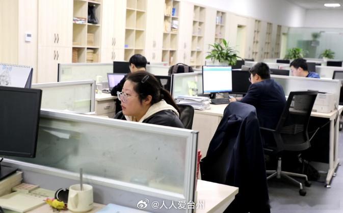 衢州用暖心服务托起群众安居梦 近日，衢州衢江区行政服务中心不动产登记窗口灯火通明