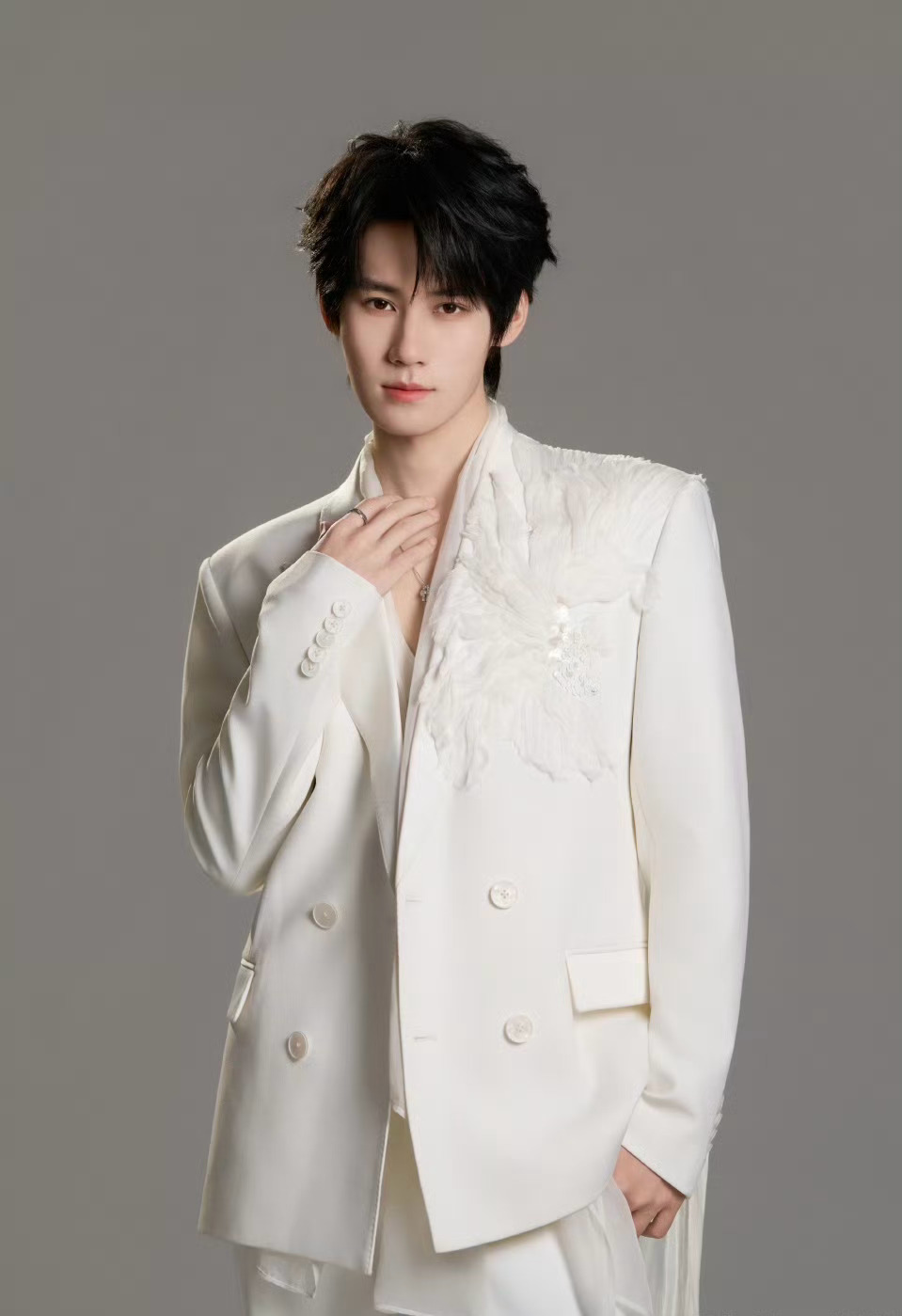 张真源 in PIAGET 🫧🤍 白色套装、轻盈薄纱、深V内搭… 俊逸翩然的