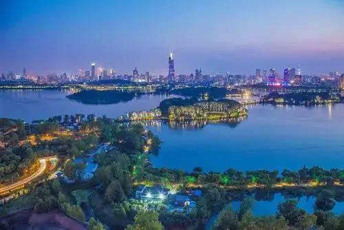 原定今天端午节举行的南京玄武湖龙舟比赛，因恶劣天气原因取消了。根据气象台天气预报
