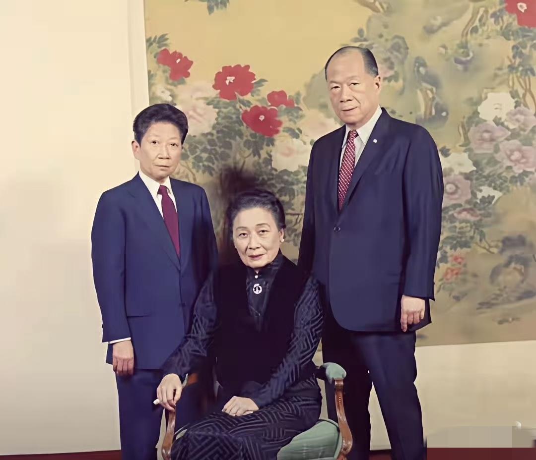 1987年，孔令侃、孔令伟和姨妈宋美龄，一张罕见的合影，我们也许会发现一个奇怪的