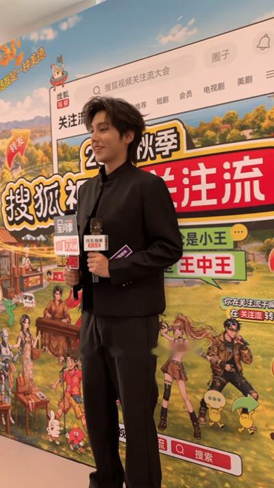 索朗顿珠回应和丁真对比索朗顿珠抱着试一试的心态邀请丁真聊到和丁真被对比，索朗顿珠