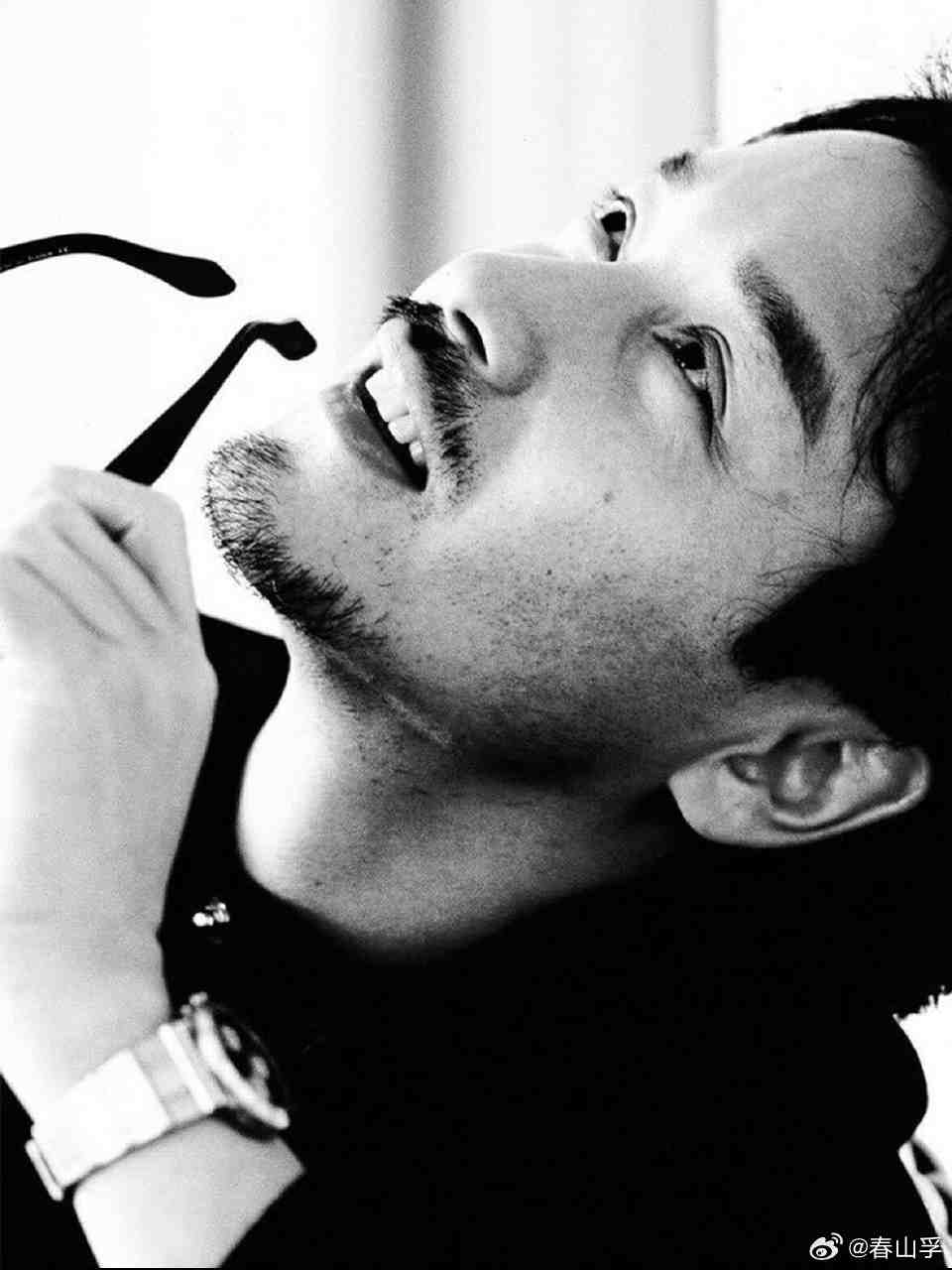 张国荣的一生 19岁返港逐梦，蛰伏多年终成顶流。乐坛与谭咏麟并称双雄，影坛塑造无