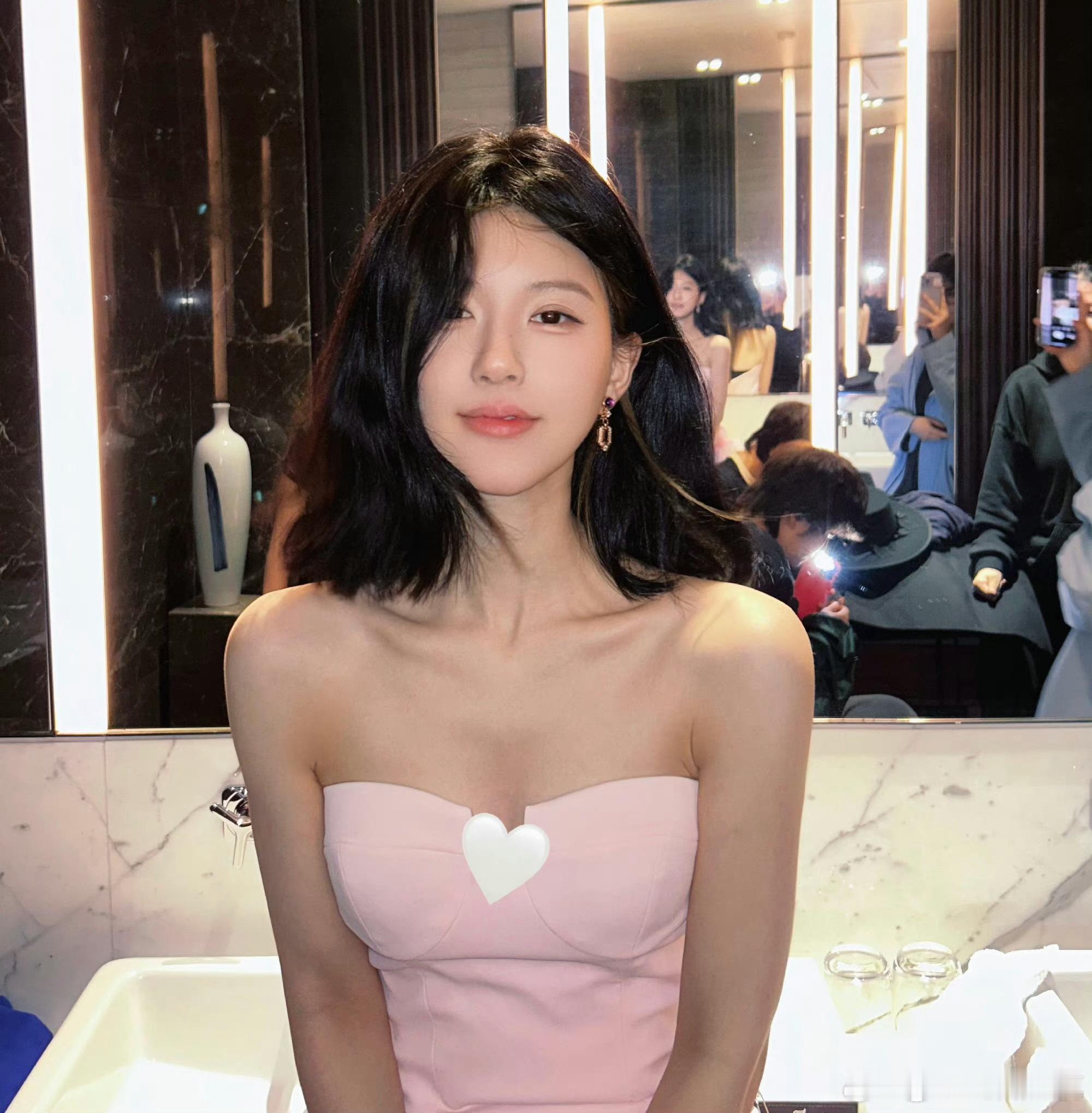 今日份粉色赵露思，这个妆看着就舒服多了嘛[doge]果然粉色真的适合女孩子！ ​